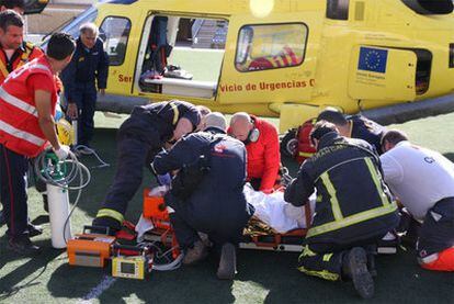 Traslado de uno de los heridos por el escape de gas propano ayer en un hotel de Mogán, en Gran Canaria.