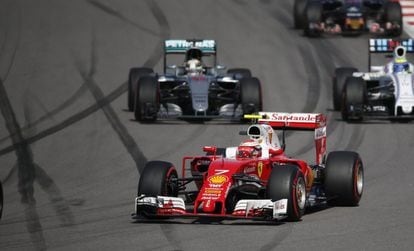 El finlandés de la escuderia Ferrai, Kimi Raikkonen (en primer plano), es seguido por Lewis Hamilton de Mercedes AMG GP.