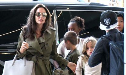Angelina Jolie y sus hijos, el pasado junio en el aeropuerto de Los Ángeles.