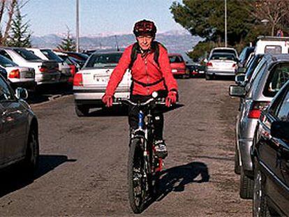 El doctor Pedro Zarco, camino del Hospital Clínico, en Madrid.