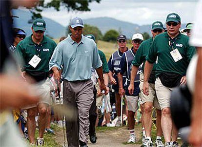 Tiger Woods, rodeado de guardaespaldas, durante su primer entrenamiento.