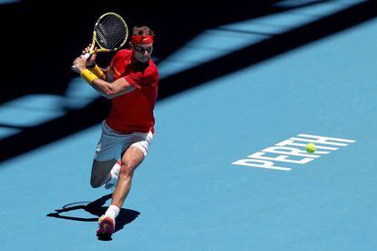 Nadal devuelve de revés ante Nishioka.