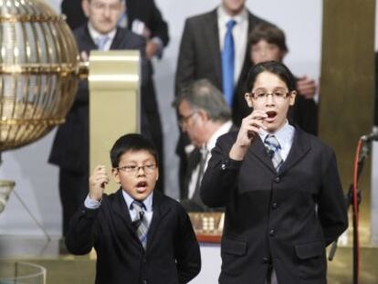 Los ni&ntilde;os de San Ildefonso cantan uno de los premios de la loter&iacute;a de Navidad.