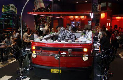 Una furgoneta adaptada dentro de un restaurante japonés en Sao Paulo.