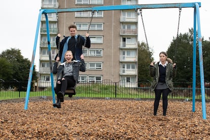 Poppy Lee Friar, James Wilbraham y Gabrielle Creevy, en el quinto episodio de la primera temporada de 'In My Skin'.