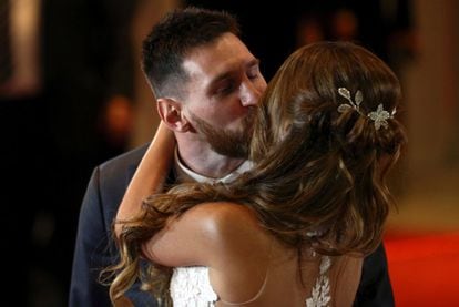 Lionel Messi y Antonela Roccuzzo se besan durante su boda en Rosario.