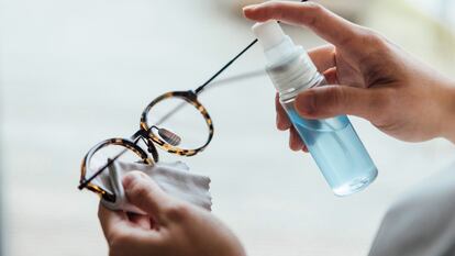 Toallitas y otros limpiadores multifuncionales que sirven tanto para gafas como para la pantalla del móvil. Oscar Wong / GETTY IMAGES.