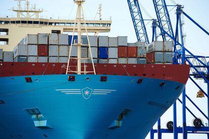 El mayor buque contenedor del mundo, el Maersk MC-Kinney Moller, a su llegada al puerto de Gdansk, Polonia