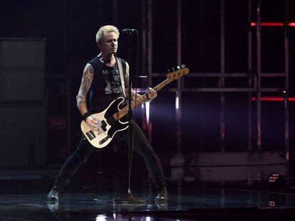 Mike Dirnt de Green Day performs en el escenario de Rotterdam.