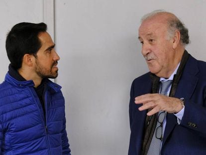 En foto, Alberto Contador charla con Vicente del Bosque. En vídeo, Conversaciones con Vicente Del Bosque: ALBERTO CONTADOR