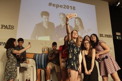 Asistentes a la entrega de premios de EL PAÍS de los Estudiantes se fotografía al inicio del evento. 