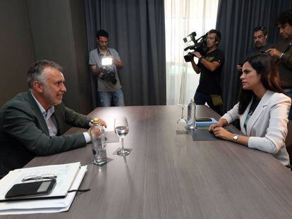 ngel Victor Torres (PSC) y Vidina Espino (Cs) durante su primer encuentro en Las Palmas.