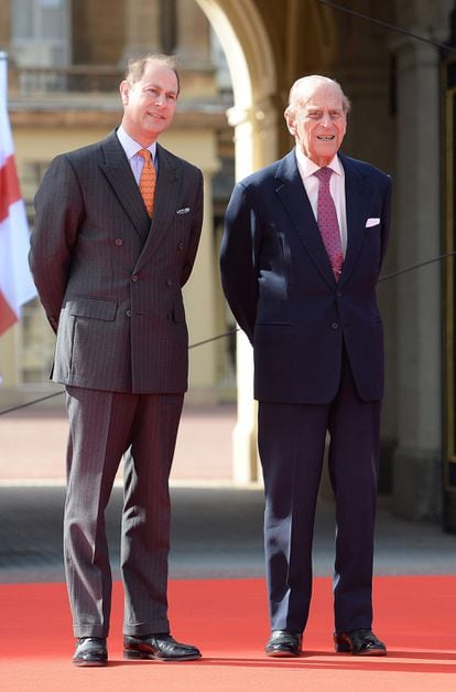 El príncipe Eduardo, junto a su padre, Felipe de Edimburgo, en el palacio de Buckingham, el 13 de marzo de 2017.