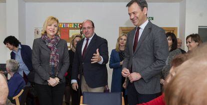 Pedro Antonio S&aacute;nchez, en el centro, acompa&ntilde;ado por el alcade de Yecla, Marcos Ortu&ntilde;o, y la consejera de Familia, Violante Tom&aacute;s.