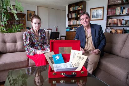 Carmen Castellote y Luis García Montero, en la casa de la poeta en Ciudad de México.