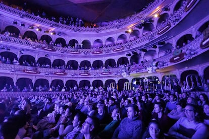 El Teatro Falla se llena hasta la bandera con cada sesión del COAC. Durante más de un mes se convierte en punto de peregrinación de miles de aficionados a la fiesta. En la final del Falla de este viernes, se dan a conocer los ganadores de esta edición y comienza la fiesta en la calle que se prolonga durante una semana completa. 