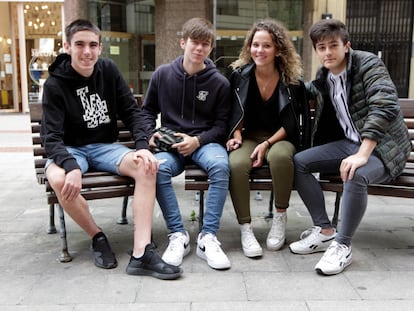 Los jóvenes Gorka Escalante, Unai González, Iker Villamayor y Leire Carbajo, en un banco de Bilbao.