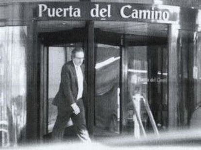 Joaqu&iacute;n Varela, exdirector del Igape, saliendo del hotel Puerta del Camino tras una comida con la trama.