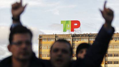 Trabajadores de la aerol&iacute;nea TAP se manifiestan contra la privatizaci&oacute;n, hoy en el aeropuerto de Lisboa. 