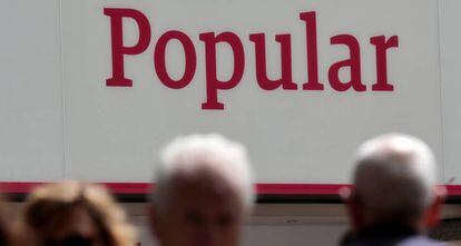 Cartel del Banco Popular en una calle de Madrid.