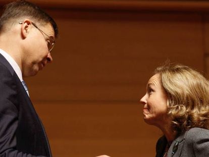 El vicepresidente de la CE para el Euro, Valdis Dombrovskis, y la ministra de Econom&iacute;a, Nadia Calvi&ntilde;o.