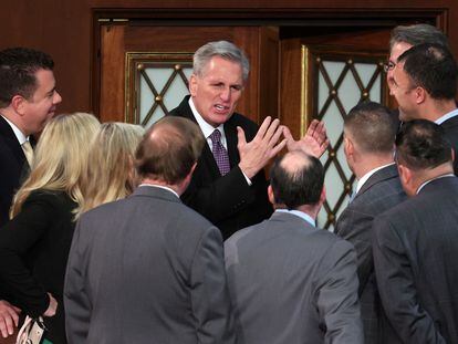 Kevin McCarthy habla con algunos miembros de la Cámara de Representantes, este miércoles en el Capitolio.