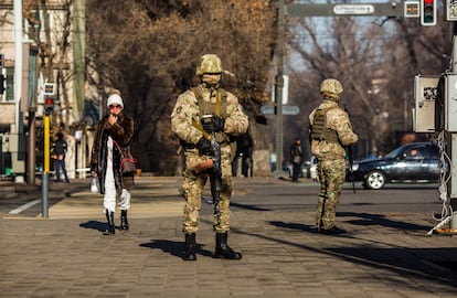 Unos militares patrullaban este miércoles una calle de Almaty.