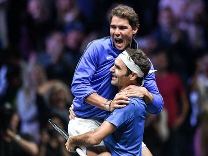Nadal y Federer se abrazan tras ganar la Laver Cup, el pasado septiembre en Praga.