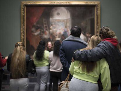 El grupo de reclusas de Alcalá Meco observa 'Las hilanderas' durante su visita al Museo del Prado.