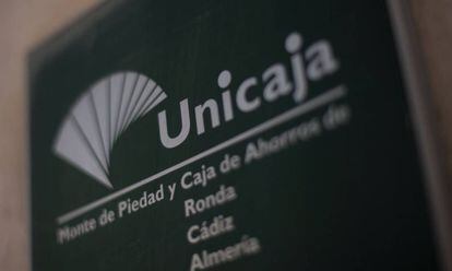 El logotipo de Unicaja en la pared de una oficina en Ronda