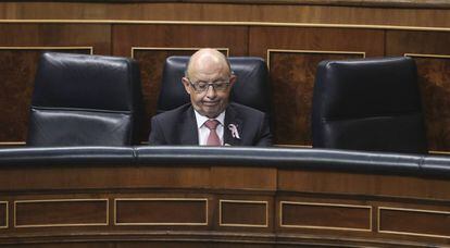 El ministro de Hacienda, Cristóbal Montoro, durante un pleno del Congreso.