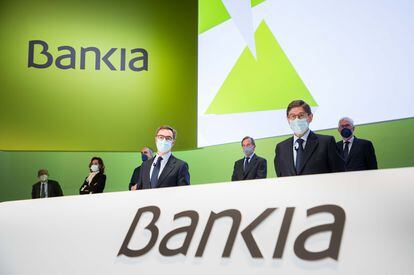 José Ignacio Goirigolzarri, en primer plano el primero por la derecha, y otros miembros del consejo de Bankia, durante la junta de accionistas celebrada este martes en Valencia.