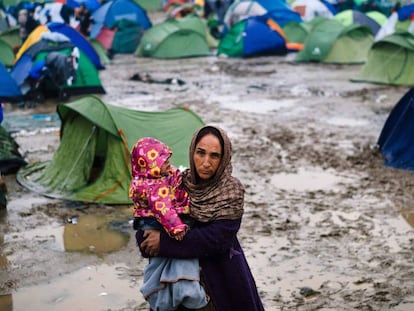 Una dona amb un nadó a Idomeni.