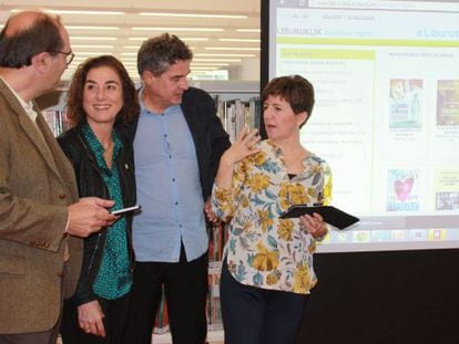 Cristina Uriarte, la segunda por la izquierda, junto a los miembros de su equipo en la presentación de la plataforma de préstamos de libros digitales. 