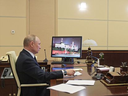 El presidente ruso, Vladímir Putin, en una reunión por videoconferencia con su gabinete desde su residencia de Novo-Ogaryovo, el miércoles.