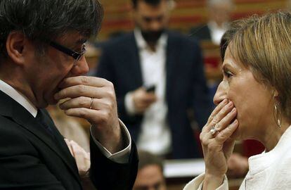 El presidente de la Generalitat, Carles Puigdemont, conversa con la presidenta del Parlament, Carme Forcadell.