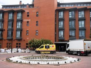 Una ambulancia aparcada este martes en la puerta de la residencia Monte Hermoso de Madrid.