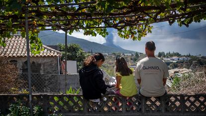 Aurelio Acevedo junto a sus hijas en su casa en la localidad de El Paso, La Palma.