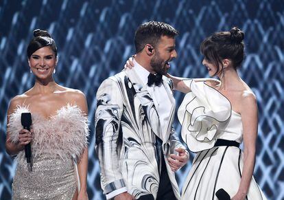 En otro momento de la gala, junto a Ricky Martin y Roselyn Sanchez, optó por un vestido abullonado en blanco y negro con adorno de maxi flor en la parte superior.