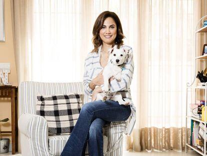 La actriz Toni Acosta con su perra 'Amy' en el salón de su casa de Boadilla del Monte (Madrid).