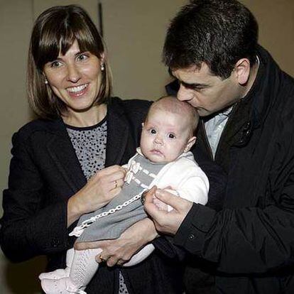 Elena Gallego y César Sigüenza, con su hija Inés.