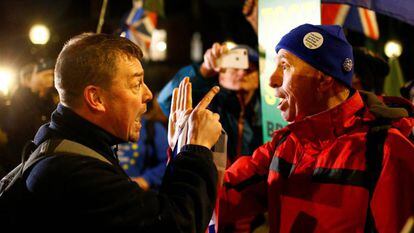 Dos británicos se enfrentan verbalmente por el Brexit. 