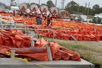Barreras de plástico con las que se trata de contener la marea negra, en Alabama.
