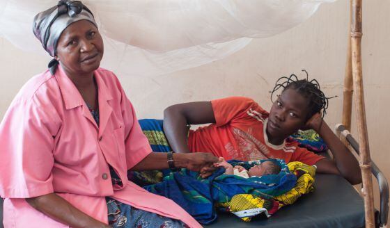 Christelle, de 19 años, descansa junto a su bebé, de solo unas horas de vida, en la maternidad de MSF de Boguila. Junto a ella está la matrona que asistió el parto, Rachel Ndoyan, que es madre de seis niños.