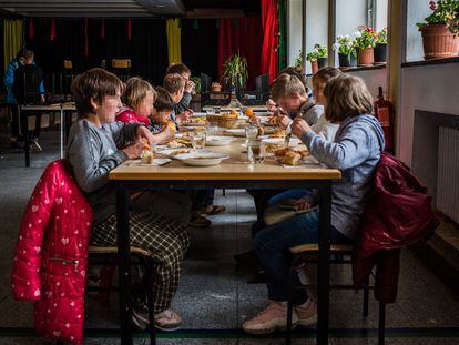 Un grupo de menores huérfanos huidos de Ucrania almuerza en el colegio de Salamanca donde están acogidos.