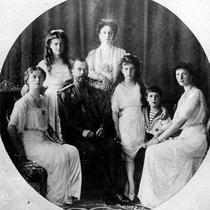 El zar Nicolás, junto a su familia: de pie, la princesa María y la zarina Alexandra; sentados, la princesa Olga, el zar, la princesa Anastasia, el zarevich Aléxei y la princesa Tatiana.