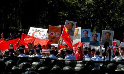 Manifestantes chinos protestan frente a la embajada japonesa de Pek&iacute;n.