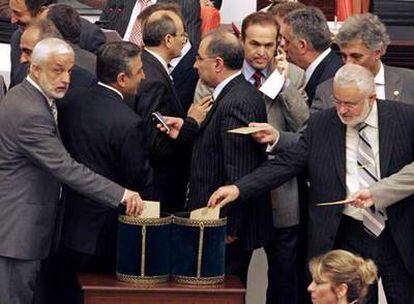 Legisladores turcos votan en el Parlamento, hoy en Ankara.