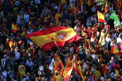 Un momento de la marcha que ha clamado en Barcelona contra la independencia de Cataluña y a favor de las elecciones convocadas por el presidente del Gobierno para el próximo día 21 diciembre.