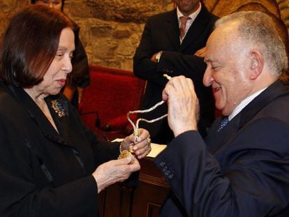 N&eacute;lida Pi&ntilde;&oacute;n recibe la medalla de manos del presidente de la Academia.